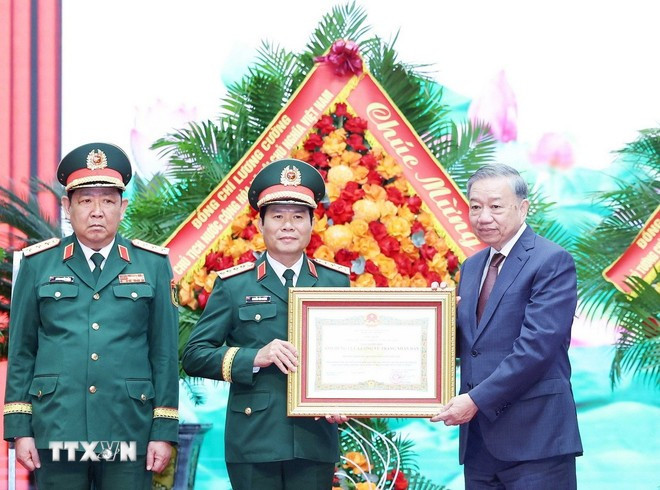 Tổng Bí thư Tô Lâm trao tặng Danh hiệu Anh hùng Lực lượng Vũ trang Nhân dân cho Bộ Tổng Tham mưu Quân đội Nhân dân Việt Nam. (Ảnh: Thống Nhất/TTXVN)
