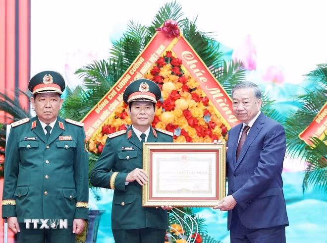 Tổng Bí thư Tô Lâm trao tặng Danh hiệu Anh hùng Lực lượng Vũ trang Nhân dân cho Bộ Tổng Tham mưu Quân đội Nhân dân Việt Nam. (Ảnh: Thống Nhất/TTXVN)