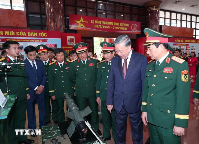 Tổng Bí thư Tô Lâm và các đại biểu tham quan Khu trưng bày sản phẩm công nghiệp Quốc phòng. (Ảnh: Trọng Đức /TTXVN)