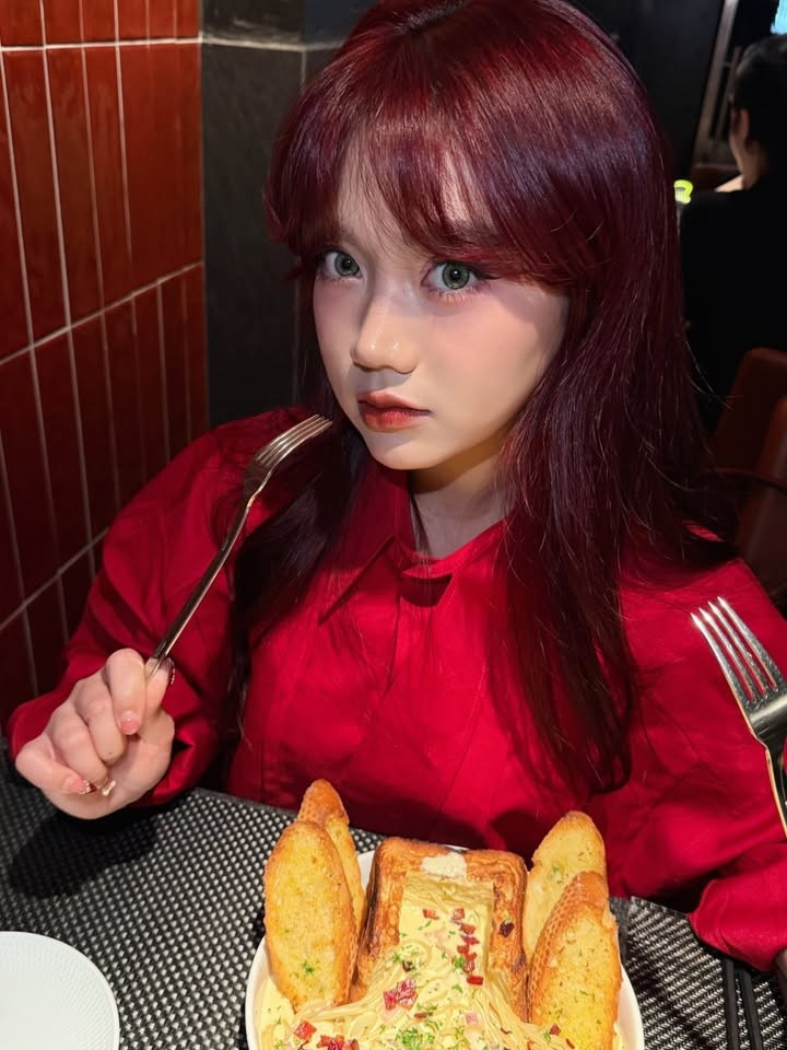 Điều đáng nói là dù có yếu tố gợi cảm, nhưng tổng thể bức ảnh lại không hề tạo cảm giác quá đà. Mọi thứ vẫn nằm trong giới hạn tinh tế, nhẹ nhàng và đúng với phong cách hình ảnh mà Bảo Hân Helia xây dựng từ trước đến nay.