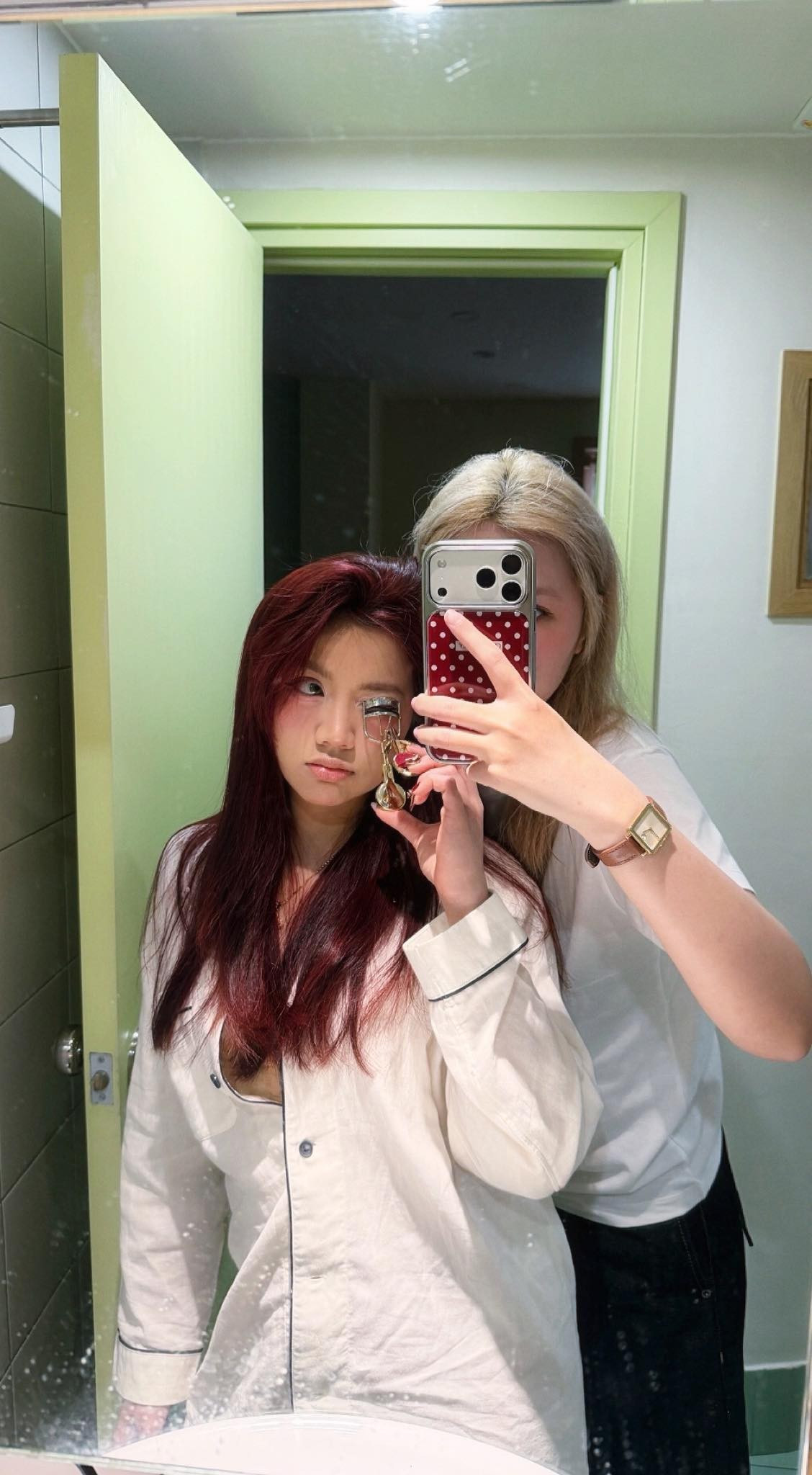 Vẫn là kiểu ảnh quen thuộc, thế nhưng nhan sắc của Bảo Hân thì chẳng thể nào "mờ nhạt", mà vẫn vô cùng lôi cuốn, gây mê mẩn. Dẫu vậy, lần này người xem lại nhanh chóng phát hiện ra một chi tiết khá "lạ".