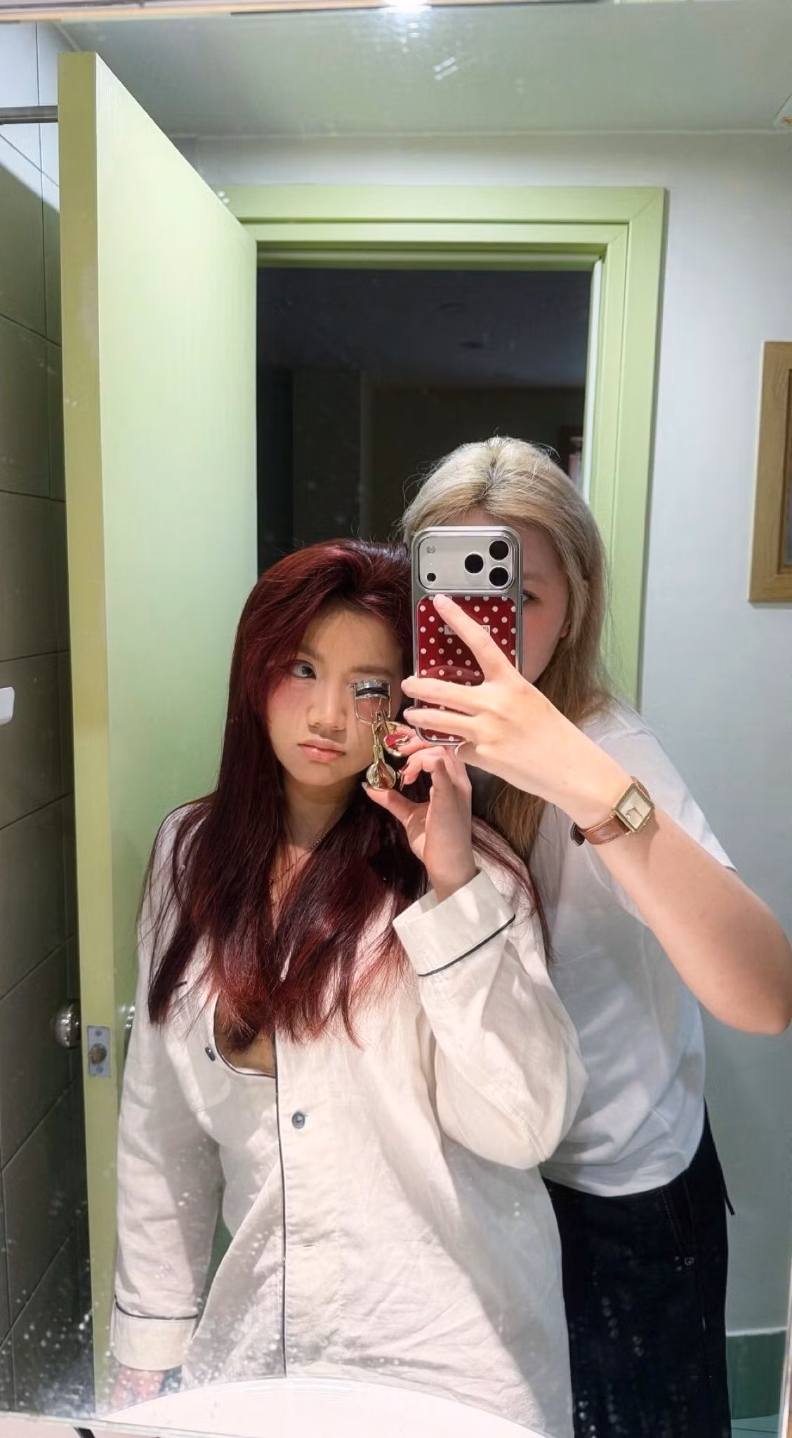 Vẫn là kiểu ảnh quen thuộc, thế nhưng nhan sắc của Bảo Hân thì chẳng thể nào "mờ nhạt", mà vẫn vô cùng lôi cuốn, gây mê mẩn. Dẫu vậy, lần này người xem lại nhanh chóng phát hiện ra một chi tiết khá "lạ".