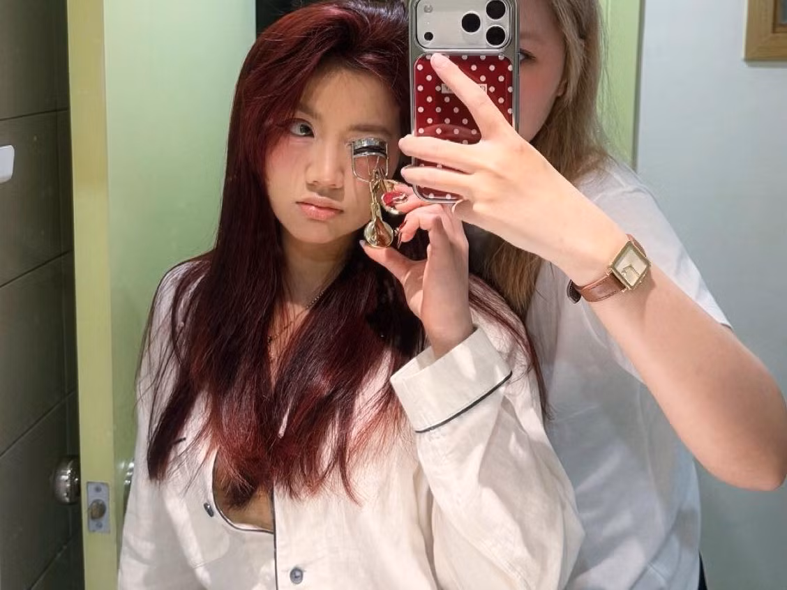 Nếu để ý kỹ, có thể thấy dường như Bảo Hân đã "quên" cài cúc áo, khiến phần cổ áo mở rộng hơn bình thường.