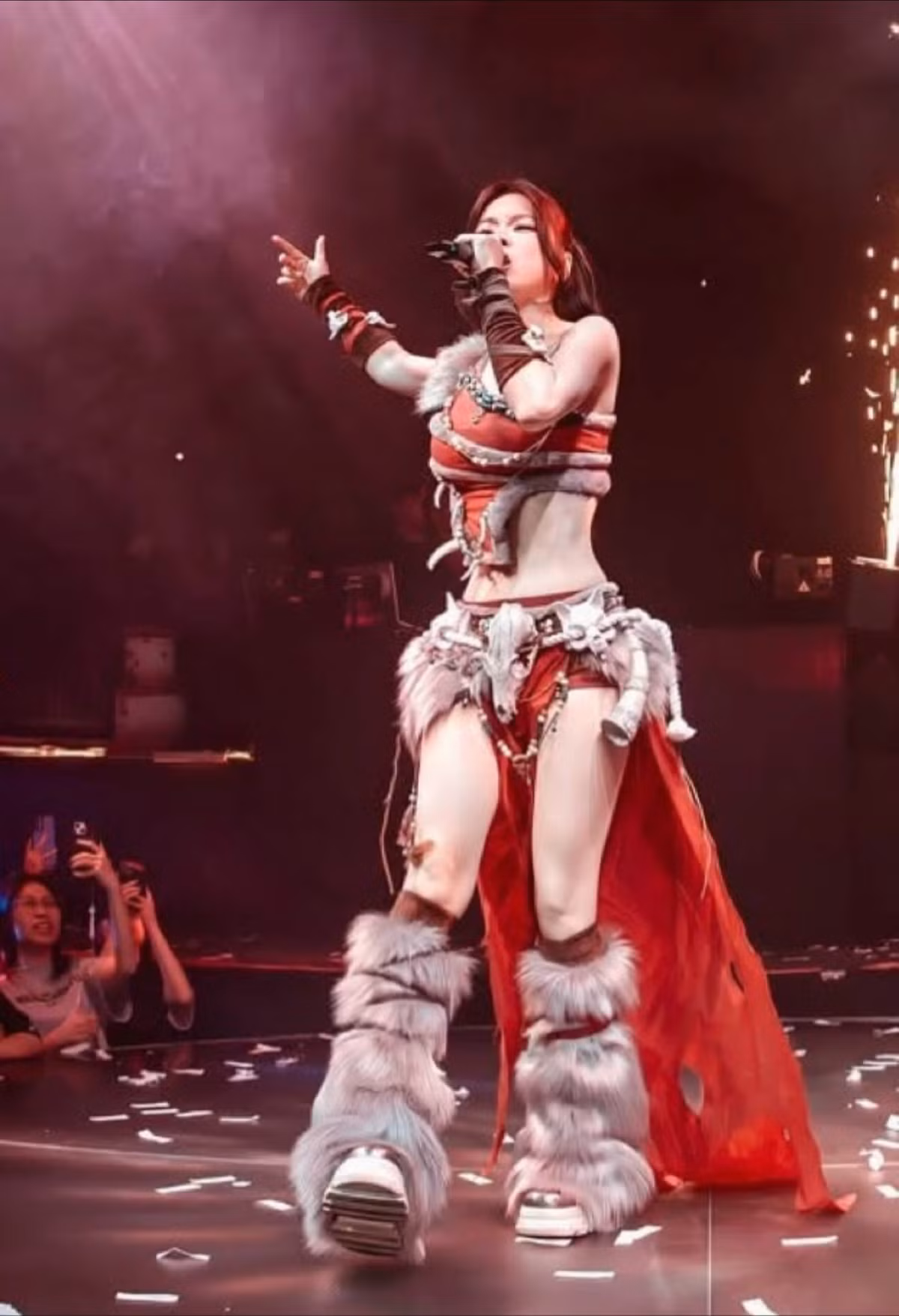 DJ Mie xuất hiện trong bộ trang phục mang phong cách chiến binh hoang dã, điểm nhấn là loạt phụ kiện lông mềm và những chi tiết mô phỏng xương – tạo nên vẻ đẹp vừa quyến rũ, vừa mạnh mẽ.