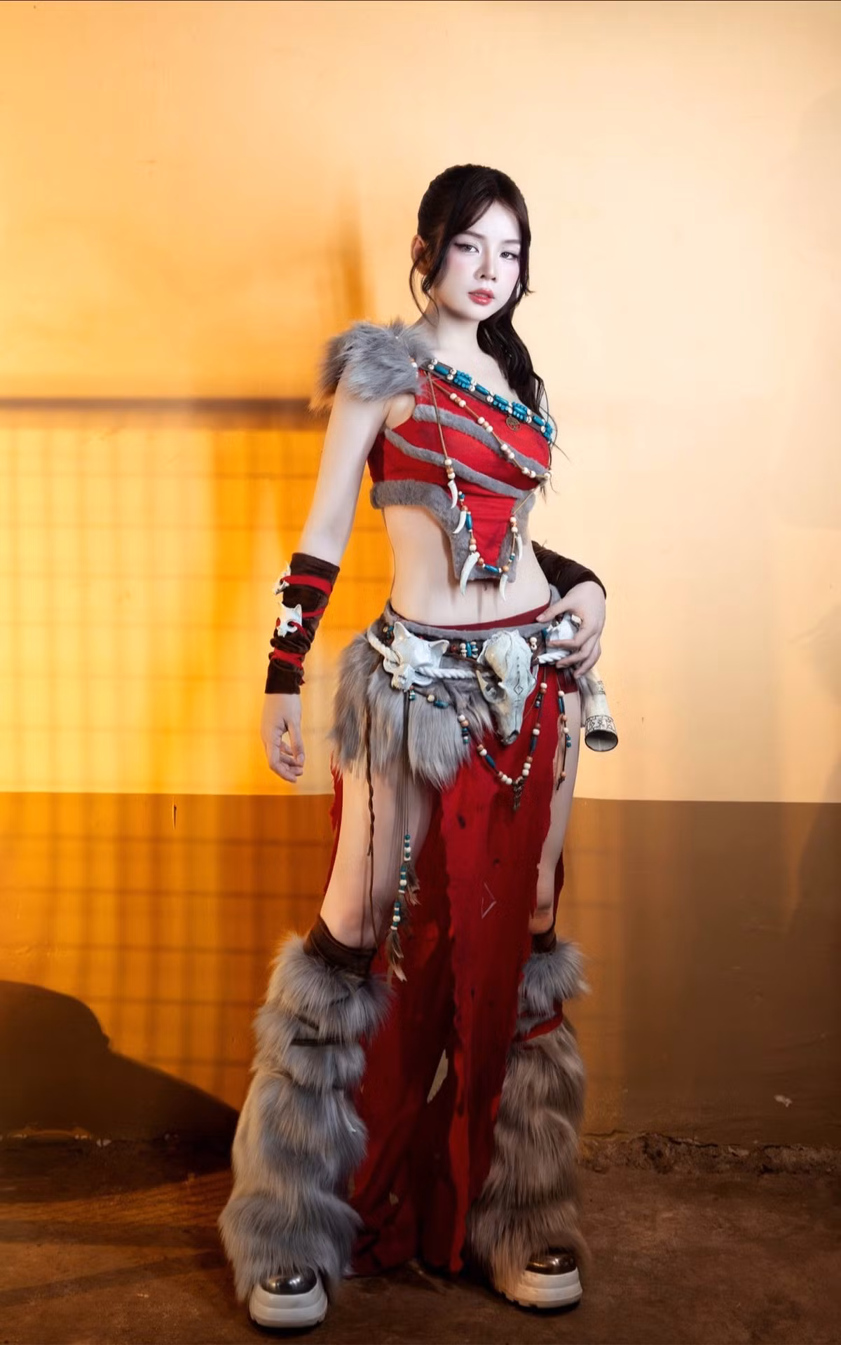 DJ Mie gây ấn tượng ngay từ ánh nhìn đầu tiên với gương mặt xinh đẹp, sắc nét với đôi mắt to, sống mũi cao và nụ cười tươi rạng rỡ – đặc trưng khiến khán giả nhớ đến Mie như một biểu tượng vừa năng động vừa dễ thương.