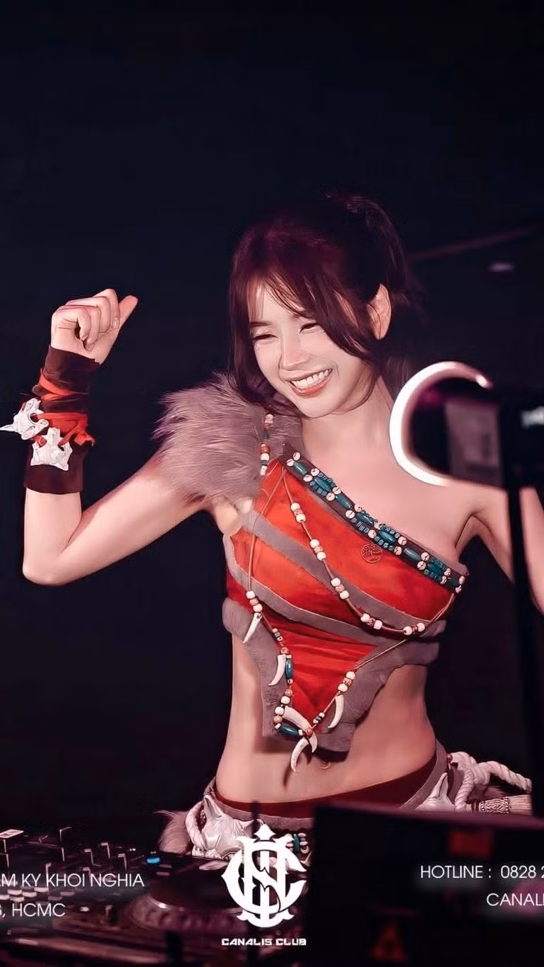 Đặc biệt, vóc dáng gợi cảm, vòng eo nhỏ chỉ 59 cm càng nổi bật dưới bộ trang phục ôm sát, cắt xẻ táo bạo.