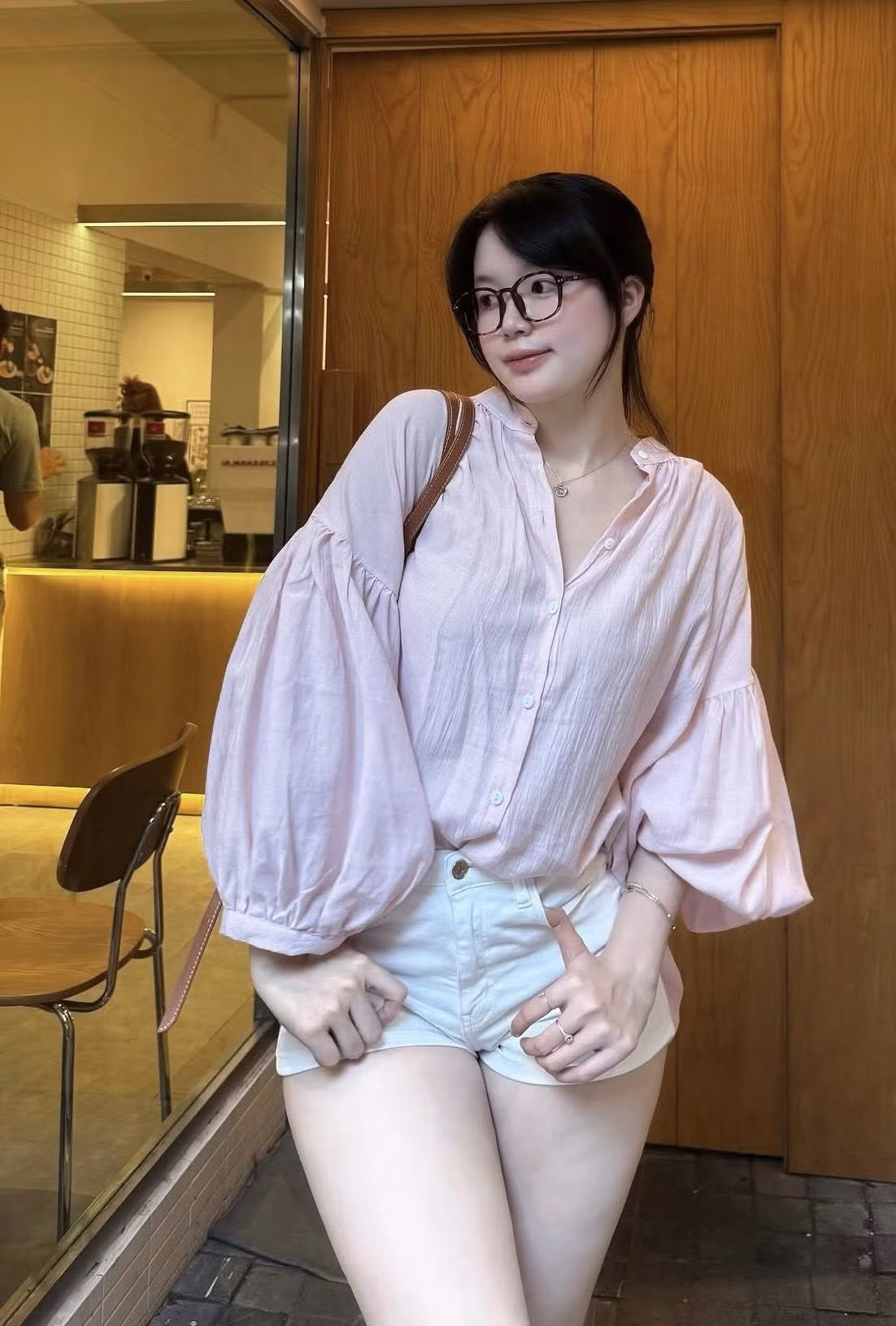 Mới đây, cô nàng TikToker Quỳnh Hương – hay còn được biết đến với biệt danh “Mắt một mí”, đã trở thành nạn nhân tiếp theo của chiêu trò sử dụng AI "chế" ảnh nhạy cảm.