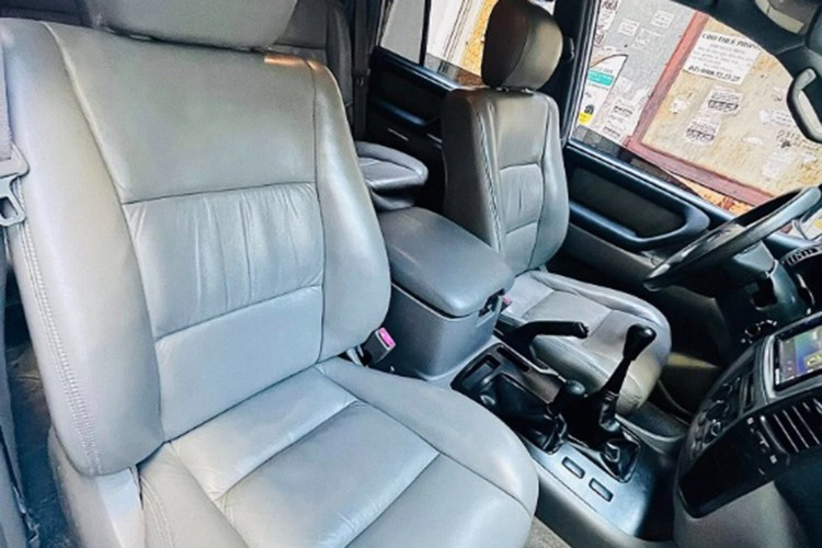 Xe có hệ thống điều hòa dạng cơ, đầu giải trí đã được thay bằng loại có Bluetooth, tuy nhiên toàn bộ thiết kế vẫn đảm bảo tính thẩm mỹ nguyên bản, không làm mất đi “linh hồn” vốn có của chiếc xe.