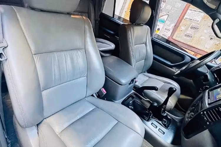 Xe có hệ thống điều hòa dạng cơ, đầu giải trí đã được thay bằng loại có Bluetooth, tuy nhiên toàn bộ thiết kế vẫn đảm bảo tính thẩm mỹ nguyên bản, không làm mất đi “linh hồn” vốn có của chiếc xe.