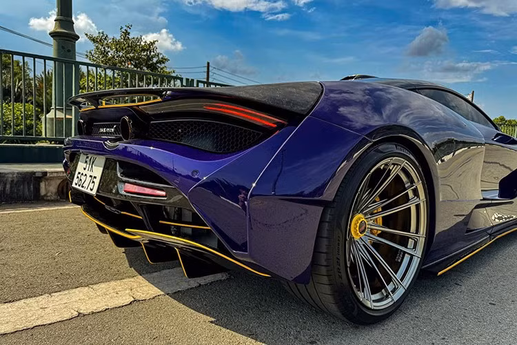 Chiếc siêu xe McLaren 720S độ N-Largo của biker này có màu sơn tím Latana Purple, và đã từng trải qua vô số bộ áo khác nhau sau khi lắp bộ body kit của Novitec, điểm nhấn là xe có nhiều chi tiết bằng Forged Carbon Fiber, một loại vật liệu carbon rất đắt tiền.