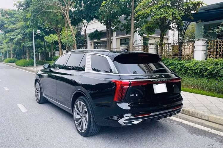 Tính toán sơ bộ cho thấy mức giá rao bán hiện tại thấp hơn khoảng 42% so với tổng chi phí lăn bánh ban đầu – một tỷ lệ mất giá rất cao chỉ sau khoảng 2 năm sử dụng. Như vậy, chiếc Hongqi E-HS9 không chỉ mất giá sâu hơn mà còn mất giá nhanh hơn cả một mẫu SUV Đức như Mercedes-Benz vốn nổi tiếng giữ giá tốt trên thị trường.