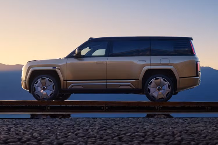 Một điểm nổi bật khác của Yangwang U8L Dingshi Edition là logo phía trước được mạ vàng 24K thay vì làm bằng kính như bản tiêu chuẩn. Xe có hai màu sơn là đen và vàng đồng thời sử dụng mâm cỡ lớn với đường kính lên đến 23 inch.