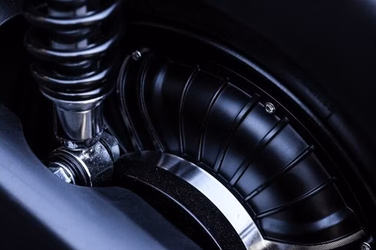 Cả hai phiên bản của Honda Sundiro DM8B có thông số kỹ thuật tương đối giống nhau, bao gồm tốc độ tối đa, công suất động cơ và quãng đường đi được mỗi lần sạc. Tuy nhiên, thời gian sạc cụ thể vẫn chưa được tiết lộ.