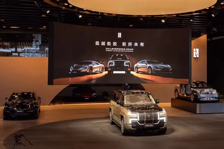 Yangwang U8L - mẫu SUV cỡ lớn chạy điện kết hợp động cơ xăng (EREV) của BYD - bắt đầu được mở bán trước tại thị trường Trung Quốc với mức giá ước tính 1,3 triệu Nhân dân tệ (khoảng 181.130 USD hay 4,55 tỷ đồng). Mẫu SUV này được ví như đối thủ của Rolls-Royce Cullinan tại thị trường tỷ dân.