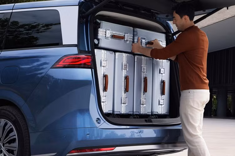 Xe hỗ trợ sạc nhanh, nạp pin từ 30% đến 80% chỉ mất 18 phút, đồng thời tích hợp công nghệ VTOL, cho phép cấp điện cho các thiết bị ngoài trời hoặc dùng làm nguồn dự phòng cho gia đình.M9 cung cấp 4 chế độ lái: Bình thường, Tiết kiệm, Thể thao và Đường tuyết.