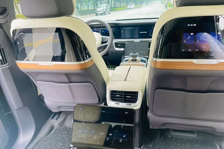 Với việc nhà phân phối chính hãng "đem con bỏ chợ" - điều này đồng nghĩa với việc các dịch vụ hậu mãi như bảo dưỡng, sửa chữa hay thay thế phụ tùng sẽ gặp khó khăn, tiềm ẩn nhiều rủi ro cho người dùng lâu dài.