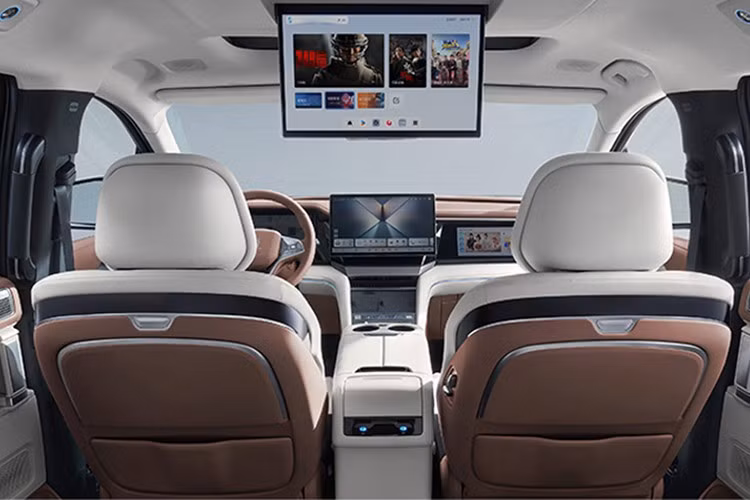 Công nghệ cabin 3D thông minh cho phép chia đôi màn hình, điều khiển nội thất bằng mô hình 3D, hỗ trợ Apple CarPlay/Android Auto không dây và ra lệnh giọng nói thông qua trợ lý ảo "Hi BYD", có thể nhận lệnh từ cả hai hàng ghế trước.