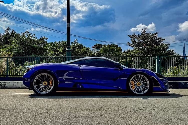 Tại Việt Nam có hơn 20 chiếc siêu xe McLaren 720S, nhưng chỉ duy nhất 1 xe mang gói độ N-Largo của Novitec, đây cũng là 1 trong 15 xe McLaren 720S trên toàn thế giới mang bản độ độc đáo này