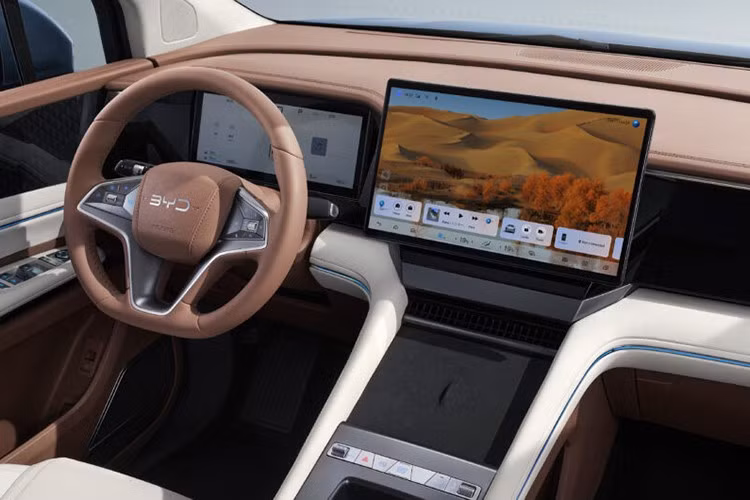 Ngoài ra, xe còn có sạc không dây, điều hòa tự động và hai ghế thương gia cho hàng ghế thứ hai. Hơn 34 ngăn chứa đồ được bố trí khắp khoang cabin, tối ưu hóa tiện ích cho người dùng.