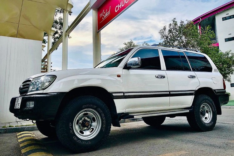 Chiếc Land Cruiser 105 máy dầu 2005 đang được chủ nhân chào bán với mức giá 1,3 tỷ đồng – một con số không nhỏ cho một mẫu SUV đã 20 năm tuổi.