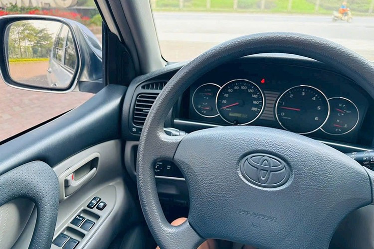 Chiếc xe gần như được giữ nguyên bản từ ngoại thất đến nội thất. Thân xe vẫn là màu sơn trắng ngọc trai nguyên bản, dàn lốp Dunlop đúng đời còn mới và đặc biệt là ghế da nguyên bản, bảng táp-lô, vô-lăng đều gần như không có dấu hiệu xuống cấp.