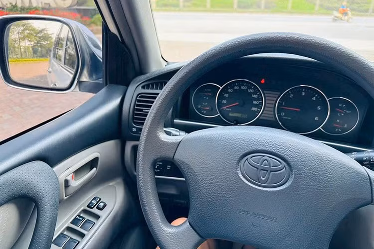 Chiếc xe gần như được giữ nguyên bản từ ngoại thất đến nội thất. Thân xe vẫn là màu sơn trắng ngọc trai nguyên bản, dàn lốp Dunlop đúng đời còn mới và đặc biệt là ghế da nguyên bản, bảng táp-lô, vô-lăng đều gần như không có dấu hiệu xuống cấp.