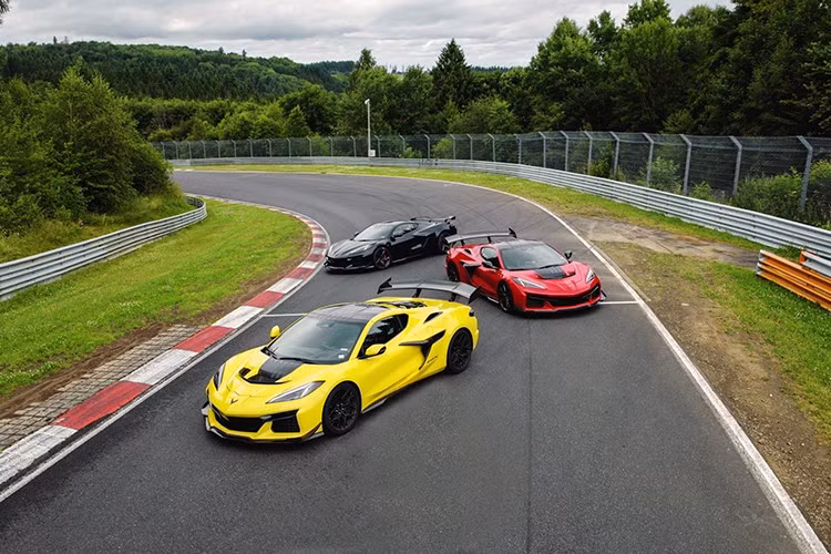 Nordschleife với Corvette C8 ZR1X khi hoàn thành một vòng đua tại Đức với thành tích đáng kinh ngạc: 6 phút 49 giây. Điều đáng kinh ngạc không phải ở thời gian chạy một vòng, mà là ở người đàn ông ngồi sau tay lái.