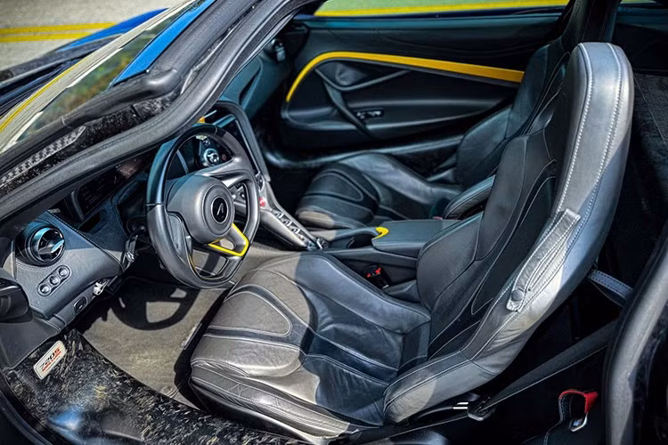 Chưa dừng lại đó, body kit N-Largo của Novitec còn mang đến cho siêu xe McLaren 720S gói độ thân rộng với vòm bánh xe được mở rộng tối đa và điểm nhấn phải kể đến nắp capô gợi nhớ đến chiếc siêu xe hypercar McLaren Senna chỉ sản xuất giới hạn 500 xe.