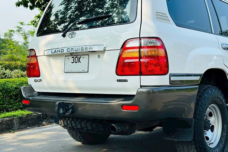 Đặc biệt, phiên bản máy dầu như tronhg bài viết này vốn ít phổ biến hơn so với bản xăng 4.5L, lại giữ được cấu hình zin nguyên bản, chưa qua độ chế hay can thiệp nội thất như thế này lại càng hiếm hoi.