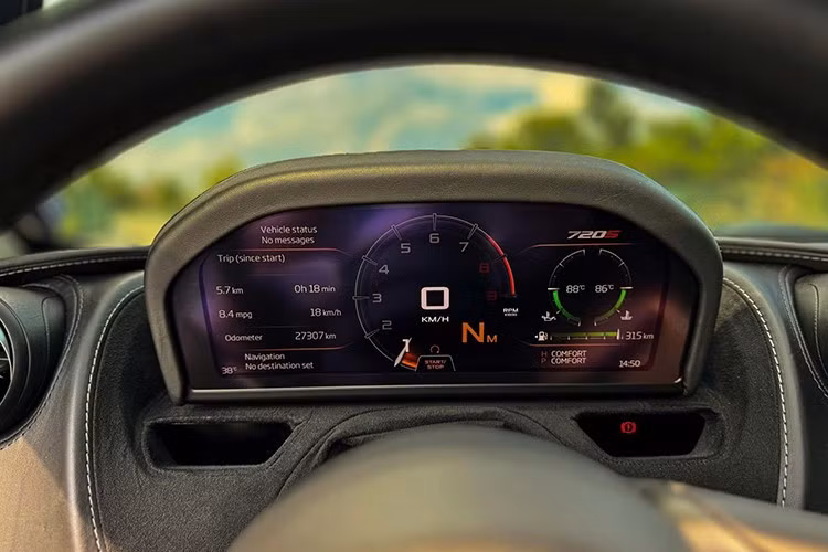 McLaren 720S được trang bị khối động cơ V8, tăng áp kép, dung tích 4.0L nhưng tạo ra công suất tối đa lên đến 720 mã lực và mô-men xoắn cực đại 770 Nm. Động cơ kết hợp với hộp số SSG ly hợp kép 7 cấp.