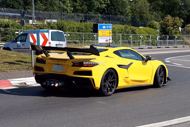 Aaron Link cần 7:11.826 để hoàn thành một vòng đua dài 20,8 km trên chiếc Z06 được trang bị gói hiệu suất Z07, với động cơ V8 trục khuỷu phẳng hút khí tự nhiên sản sinh công suất 670 mã lực. Chiếc ZR1 còn mạnh hơn một chút nhờ bộ tăng áp lớn đến mức khó tin, mang lại công suất cơ học 1.064 mã lực theo công bố của GM.