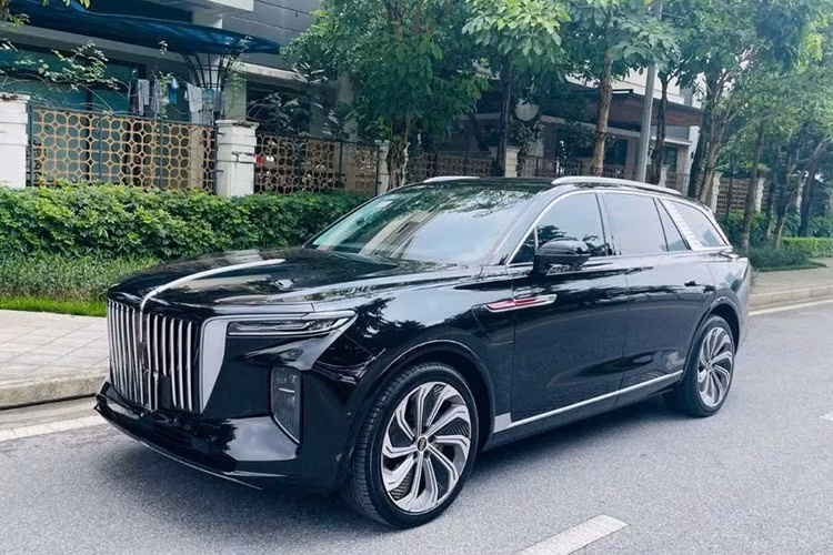 Chiếc Hongqi E-HS9 trong bài viết này thuộc đời 2021, bản Flagship 4 chỗ ngồi cao cấp nhất, được đăng ký lần đầu vào năm 2023. Thời điểm đó, xe có giá niêm yết 3,688 tỷ đồng và sau khi lăn bánh tại Hà Nội, tổng chi phí lên tới khoảng 4,15 tỷ đồng.