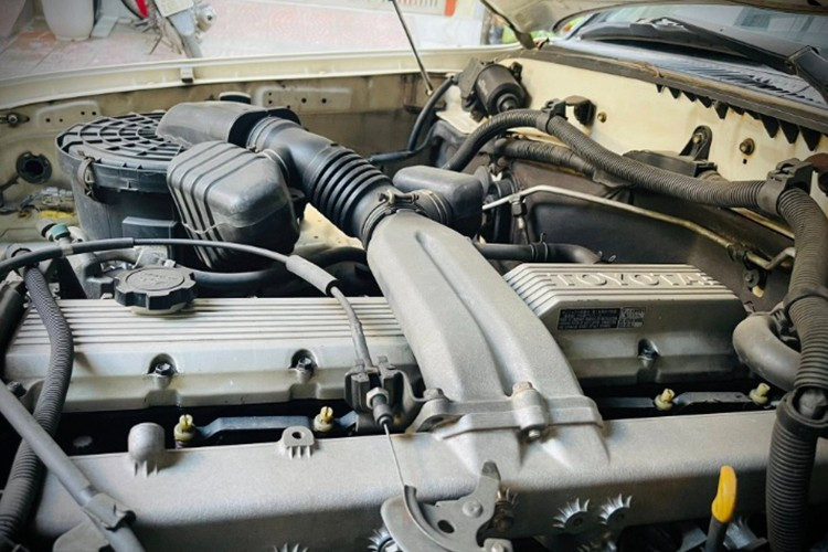 Điểm đặc biệt là chiếc xe được sản xuất và đăng ký lần đầu tại Nhật Bản, sau đó được đưa về Việt Nam. Điều này càng làm tăng giá trị sưu tầm của chiếc xe, bởi các mẫu xe xuất xứ Nhật thường được bảo dưỡng cẩn thận và ít bị tác động bởi môi trường khắc nghiệt.