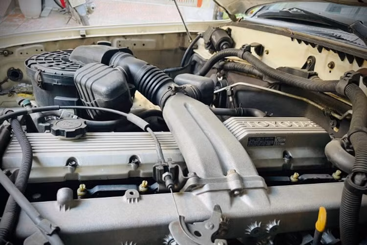 Điểm đặc biệt là chiếc xe được sản xuất và đăng ký lần đầu tại Nhật Bản, sau đó được đưa về Việt Nam. Điều này càng làm tăng giá trị sưu tầm của chiếc xe, bởi các mẫu xe xuất xứ Nhật thường được bảo dưỡng cẩn thận và ít bị tác động bởi môi trường khắc nghiệt.