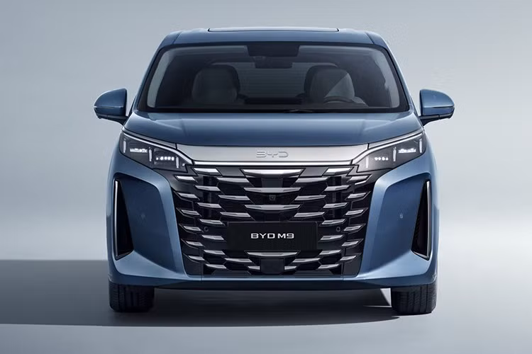 Thiết kế ngoại thất nổi bật với lưới tản nhiệt cỡ lớn mạ chrome, đèn pha hình khối và chi tiết "râu rồng" mạ chrome đặc trưng.