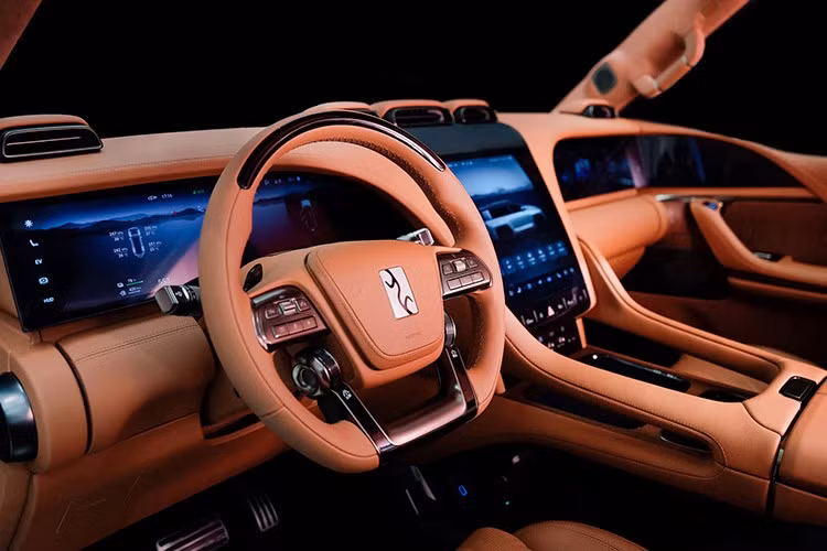 Với kích thước lớn, Yangwang U8L sở hữu nội thất 3 hàng ghế với bố cục 2+2+2. Ghế ở hai hàng ghế đầu có đủ chức năng sưởi, thông gió và massage 14 điểm trong khi bệ tỳ tay cũng có sưởi. Bảng điều khiển trung tâm của xe gồm 3 màn hình: bảng đồng hồ kỹ thuật số 23,6 inch cho người lái...