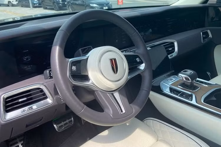 Về khả năng vận hành, Hongqi E-HS9 được trang bị hai mô-tơ điện, tổng công suất 542 mã lực và mô-men xoắn 750 Nm. Xe sử dụng hệ dẫn động 4 bánh toàn thời gian, có thể tăng tốc từ 0-100 km/h trong 4,8 giây.