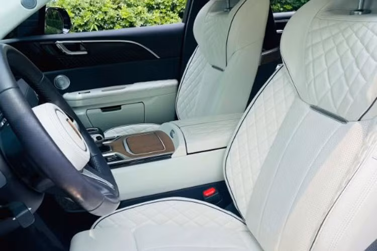 Bộ pin dung lượng 99 kWh giúp xe di chuyển tối đa 510 km sau mỗi lần sạc đầy – con số ấn tượng trong phân khúc SUV điện cỡ lớn. Tuy nhiên, một điểm trừ đáng lưu ý là mẫu xe hiện đã ngừng phân phối tại Việt Nam sau khi đơn vị nhập khẩu chính thức là Kylin GX 668 ngừng hoạt động.