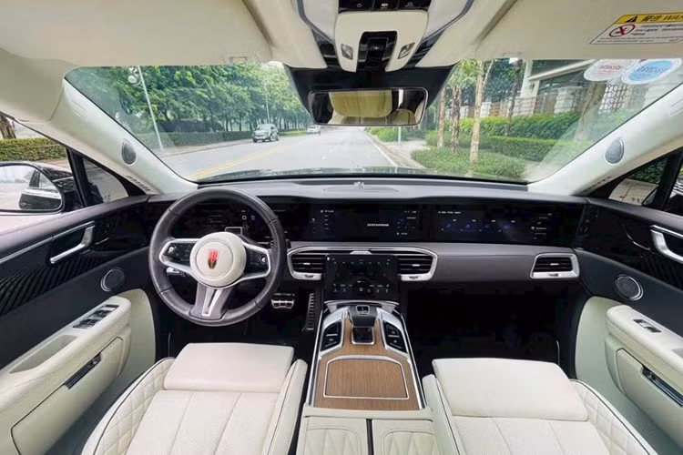 Đặc biệt, mẫu xe không có hệ thống trạm sạc công cộng riêng do nhà phân phối lắp đặt khiến người dùng buộc phải sạc tại nhà thông qua ổ cắm dân dụng. Khi mua xe, khách hàng từng được tặng kèm một trạm sạc nhanh lắp tại gia. Tuy nhiên, điều này vẫn không đủ để thuyết phục người tiêu dùng khi xét về yếu tố tiện nghi, nhất là trong bối cảnh mạng lưới trạm sạc công cộng chưa phát triển đồng bộ.