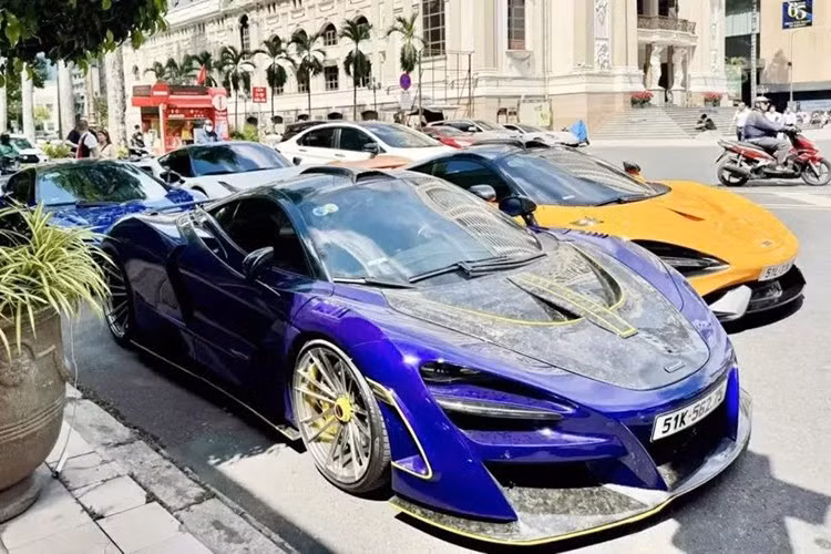 Được biết, chỉ riêng màu sơn tím Lantana Purple của McLaren 720S nằm trong danh sách cá nhân hóa MSO và có giá lên tới 9.400 USD (khoảng 210 triệu đông) tại nước ngoài. Phải nói sắc tím độc đáo đã làm nổi bật thêm thiết kế phóng khoáng, quyến rũ của siêu phẩm 720S.