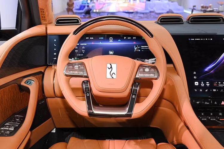 Yangwang U8L được trang bị hệ truyền động mở rộng tầm hoạt động với động cơ xăng tăng áp, dung tích 2.0L và 4 mô-tơ điện riêng biệt cho từng bánh xe, tạo ra công suất tổng cộng 880 kW (1.180 mã lực) và mô-men xoắn cực đại 1.280 Nm. Nhờ đó, xe có khả năng tăng tốc từ 0-100 km/h trong 3,6 giây và đạt phạm vi di chuyển hỗn hợp lên đến 1.000 km.