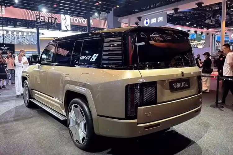 Xe có thiết kế tương đồng với U8 bản tiêu chuẩn, bao gồm phần đầu nổi bật, lưới tản nhiệt cỡ lớn và đèn pha tích hợp. Tuy nhiên, U8L dài hơn 372 mm trong khi chiều dài cơ sở tăng thêm 200 mm so với bản thường. Phần đuôi xe dùng cửa cốp dạng chia đôi thay vì mở ngang như bản thường, gợi liên tưởng đến những mẫu SUV hạng sang như Range Rover và Rolls-Royce Cullinan.