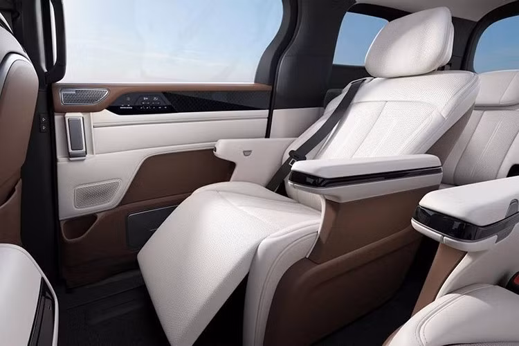 Xe được trang bị hệ truyền động hybrid sạc điện DM-i, kết hợp giữa động cơ xăng 1.5L tăng áp (115 mã lực) và mô-tơ điện (268 mã lực), tạo ra tổng công suất gần 400 mã lực và mô-men xoắn 474 Nm. Mức tiêu thụ nhiên liệu được công bố là 5,6 lít/100 km, trong khi phạm vi hoạt động thuần điện đạt 95 km nhờ bộ pin LFP dung lượng 20 kWh.