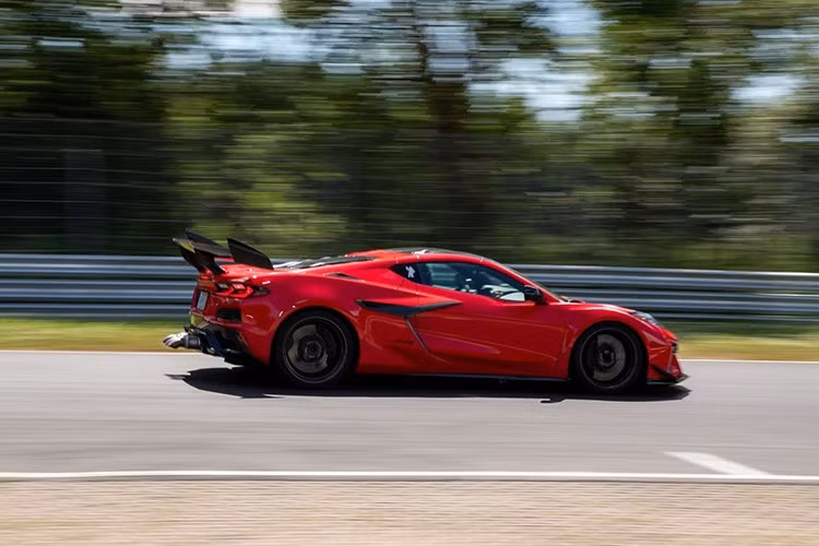 Được trang bị gói hiệu suất ZTK và lốp Michelin Cup 2R hợp lệ trên đường trường, ZR1 đã hoàn thành một vòng đua với thời gian 6:50.763 dưới sự điều khiển của kỹ sư động lực học xe ZR1 Brian Wallace.