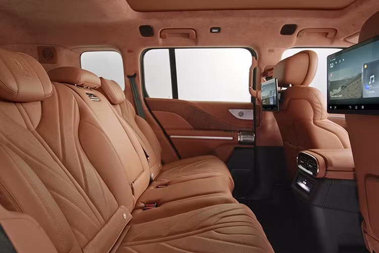 Yangwang U8L sử dụng hệ thống hỗ trợ lái DiPilot 600 với 3 cảm biến LiDAR, công suất tính toán lên đến 600 TOPS. Hệ thống này hỗ trợ tính năng điều hướng tự động (Navigate On Autopilot - NOA) cả trên đường thành phố và cao tốc, cùng với chức năng đỗ xe tự động. Hệ thống treo là loại thủy lực Disus-P, đi kèm phanh gốm carbon cao cấp.