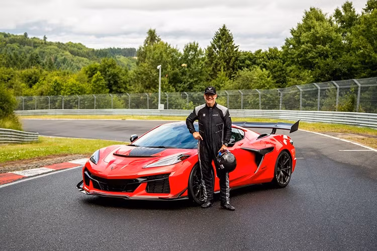 Thay vì những tay đua chuyên nghiệp am hiểu Green Hell hơn bất kỳ ai, Chevrolet đã sử dụng chính những kỹ sư của mình để chứng minh điều đó.