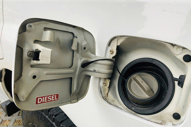 Theo chia sẻ của chủ nhân, chiếc xe được bảo dưỡng định kỳ tại hãng, không có tiền sử tai nạn và chủ yếu được sử dụng cho những chuyến đi xa chứ không dùng làm phương tiện di chuyển hàng ngày.