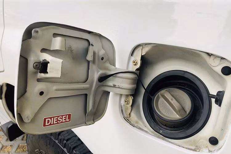 Theo chia sẻ của chủ nhân, chiếc xe được bảo dưỡng định kỳ tại hãng, không có tiền sử tai nạn và chủ yếu được sử dụng cho những chuyến đi xa chứ không dùng làm phương tiện di chuyển hàng ngày.