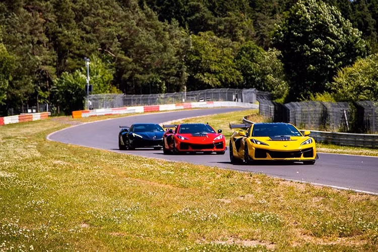 Đầu tiên, thành tích 6:52.072 vòng đua của Ford Mustang GTD đã được thực hiện nhờ tay lái Dirk Muller, một tay đua am hiểu mọi ngóc ngách của đường đua 'Ring' như lòng bàn tay.