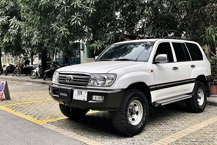 Chiếc SUV huyền thoại Toyota Land Cruiser này gây chú ý trong giới mê xe khi có tuổi đời gần 20 năm mà vẫn sở hữu tình trạng nguyên bản hiếm thấy trong phân khúc xe off-road cỡ lớn.